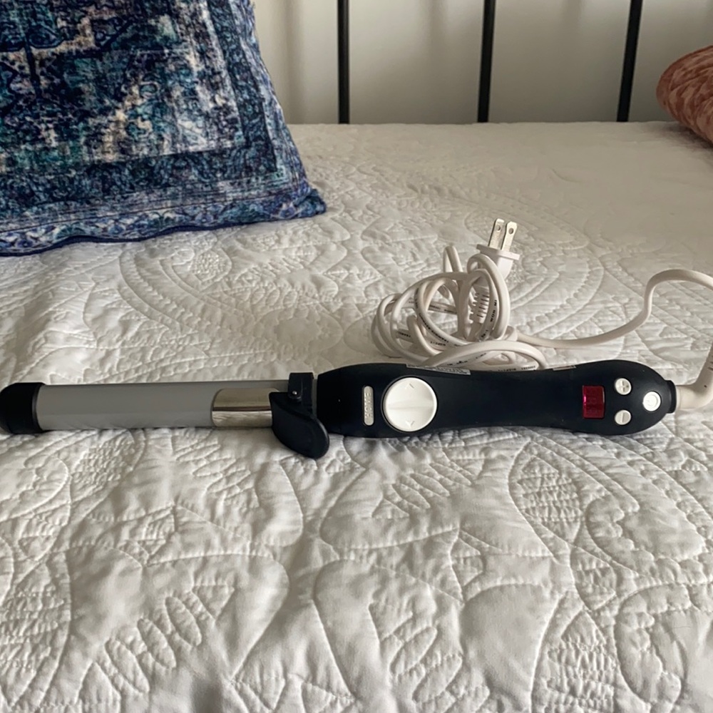 Gently used 1” beachwaver curling iron.